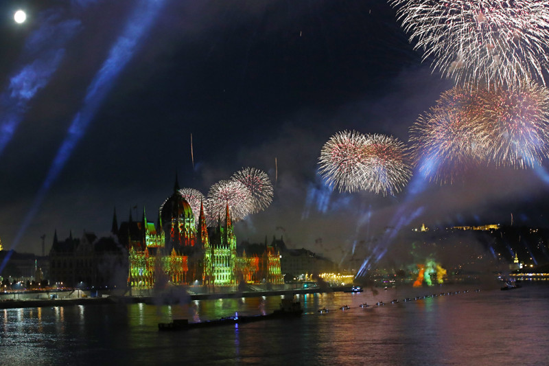 Tűzijáték a Duna felett Budapesten az államalapítás ünnepén, Szent István napján 2021. augusztus 20-án