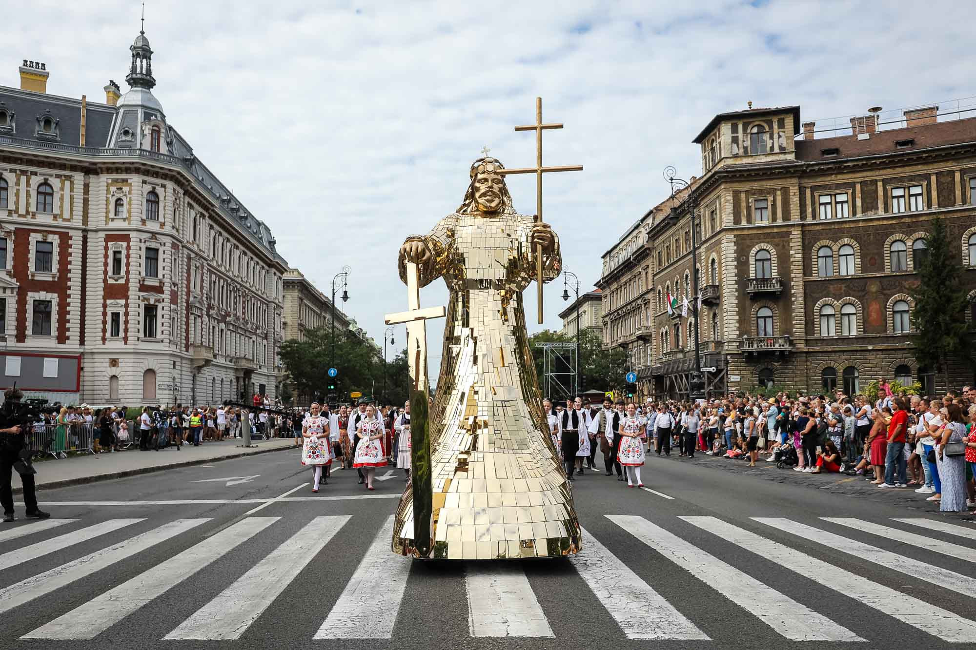 Grandiózus felvonuláson mutatták be az államalapítást