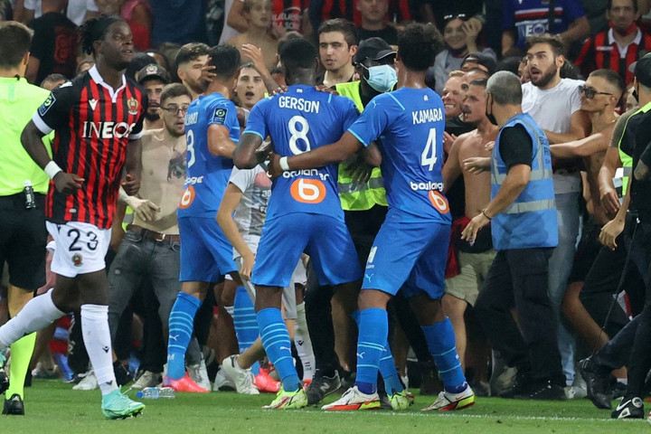Botrány Nizzában, a pályára rohantak a szurkolók a Marseille elleni meccsen