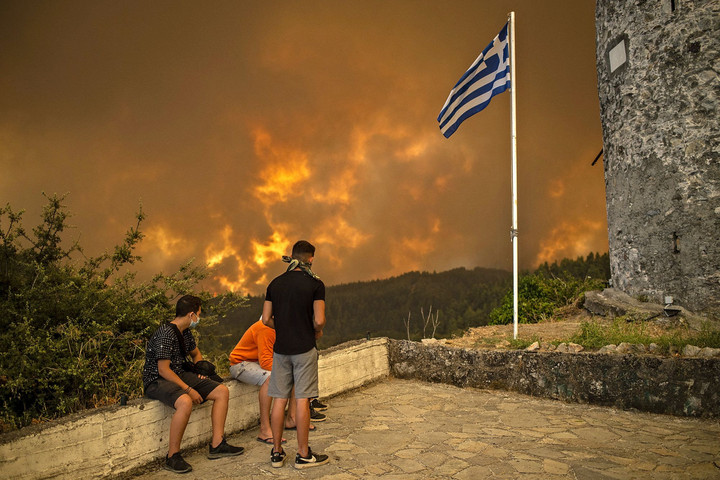 Fotó: AFP/Angelos Tzortzinis Görögországban tombolnak a lángok, Évia szigetén hatodik napja tragikus állapotok vannak