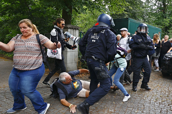 Fotó: AFP/Abdulhamid Hosba Vízágyúkkal a tüntetők ellen