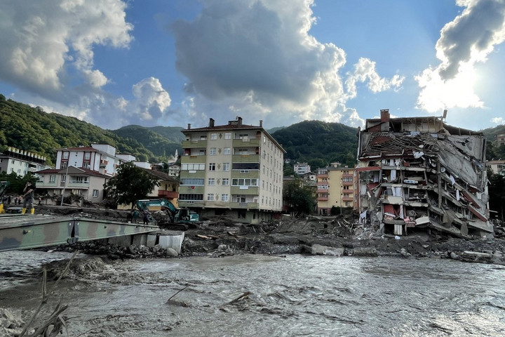 Fotó: AFP/Anadolu/Semih Yuksel Tovább nőtt a törökországi áradás halottainak száma