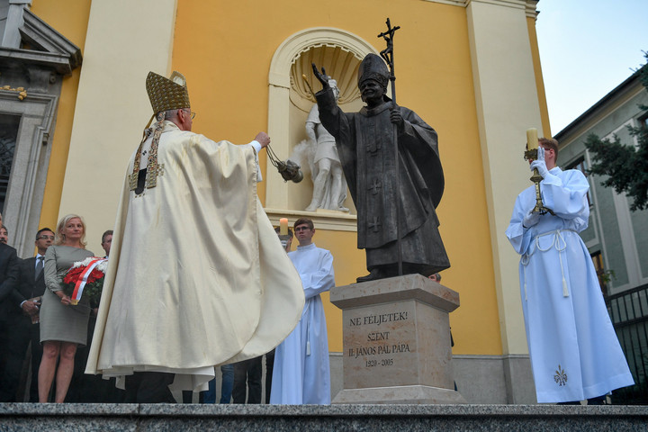 Debrecenben felavatták Szent II. János Pál pápa szobrát