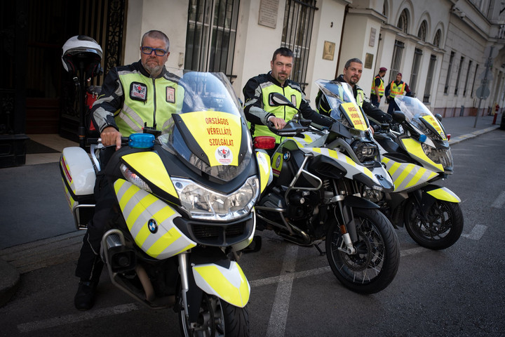 Fotó: Facebook/Kásler Miklós Egyéves a sürgősségi motoros vérszállítás