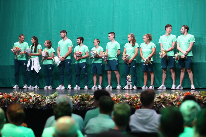 Fotó: MH/Papajcsik Péter Több száz drukker ünnepelte az olimpiáról hazatérő sportolókat