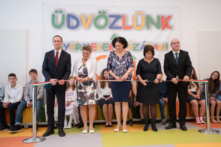 Fotó: Facebook / Varga MIhály A családok és az oktatás fejlesztése áll a kormány értékrendjének középpontjában