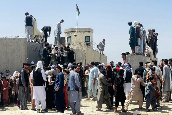 Káosz alakult ki a kabuli repülőtéren, amerikai katonák a levegőbe lőttek