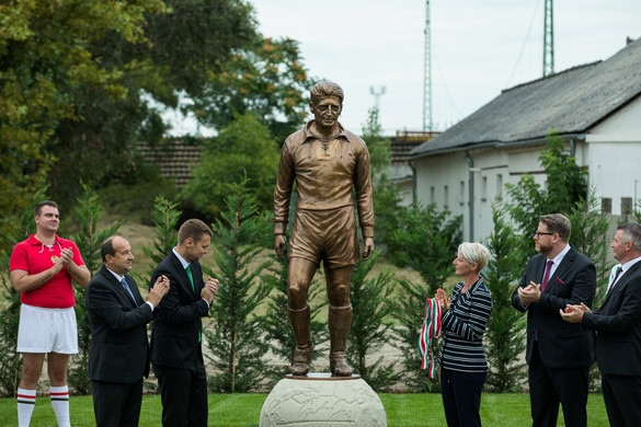 Felavatták Czibor Zoltán szobrát Komáromban