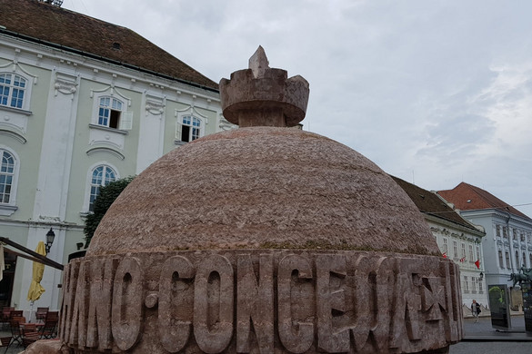 Megrongálták a székesfehérvári Országalmát