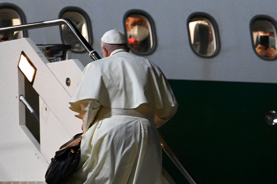 Ferenc pápa felszáll a Budapestre tartó járatra