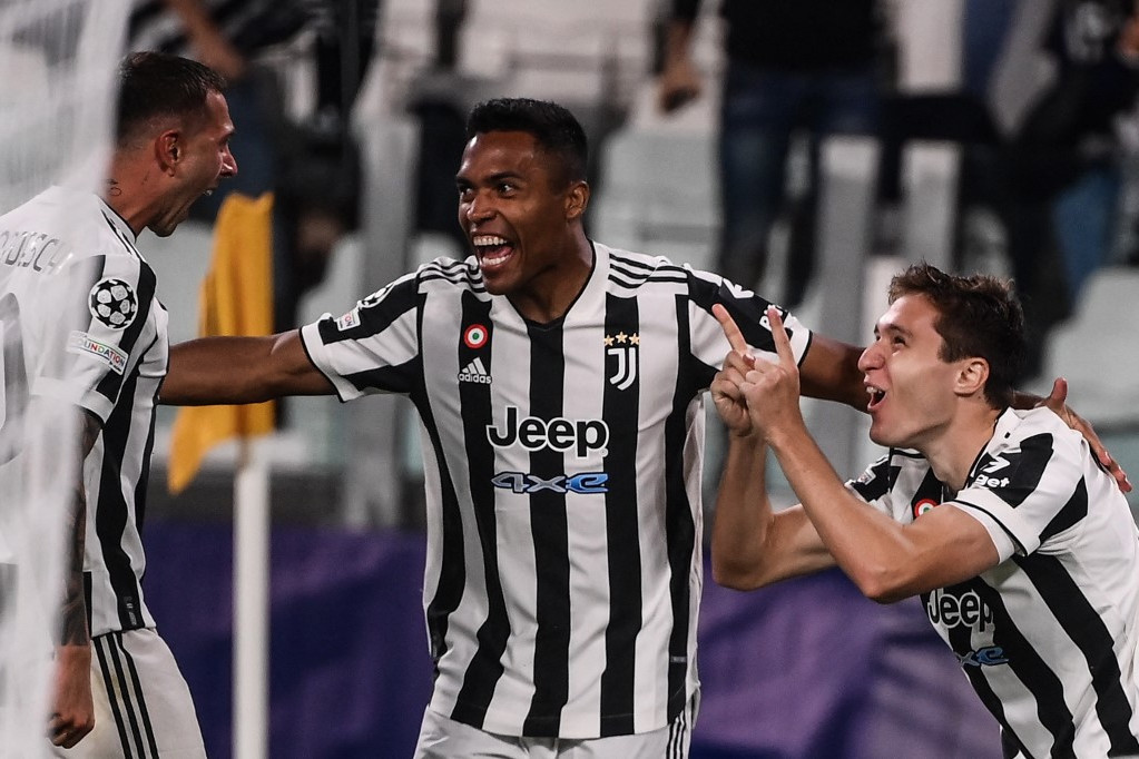 A Juventus csapat tagjai Federico Chiesa, Chelsea ellen szerzett gólját ünneplik