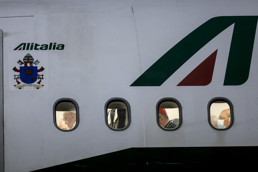 Fotó: RICCARDO DE LUCA / ANADOLU AGE Ferenc pápa (balról az első ablakban) az Alitalia légitársaság gépén