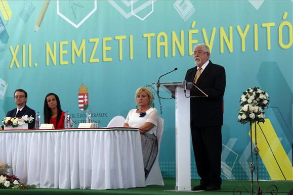 Fotó: MTI / Vajda János Kásler Miklós, az emberi erőforrások minisztere beszédet mond a XII. nemzeti tanévnyitón a Taktaharkányi Apáczai Csere János Általános Iskolában
