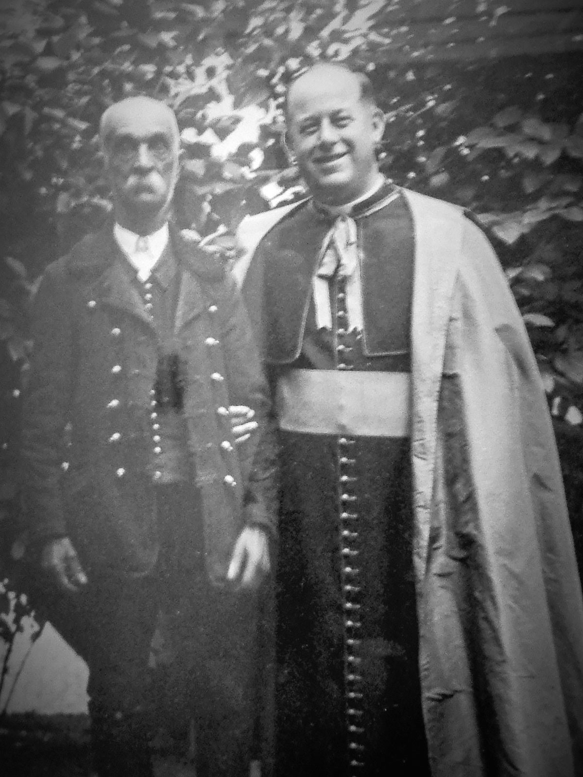 A lakiteleki Jézus Szíve-templomot idén 95 esztendeje, 1926. szeptember 8-án, Kisboldogasszony ünnepén szentelte fel Révész István (jobbról) kecskeméti prelátus plébános, későbbi tábori püspök. Ő volt az, aki erőt és fáradságot nem kímélve megszervezte Kecskemét környékén a tanyasi iskolai hálózatot, és ott tanyasi lelkészségeket hívott életre. A felsőalpári határ, a mai Lakitelek hitéletét, az itt élő emberek boldogulását különösen szívén viselte a derék pap. Ez lehetett az oka annak, hogy Balla Sándort (balról) kérte fel a köszöntésre
