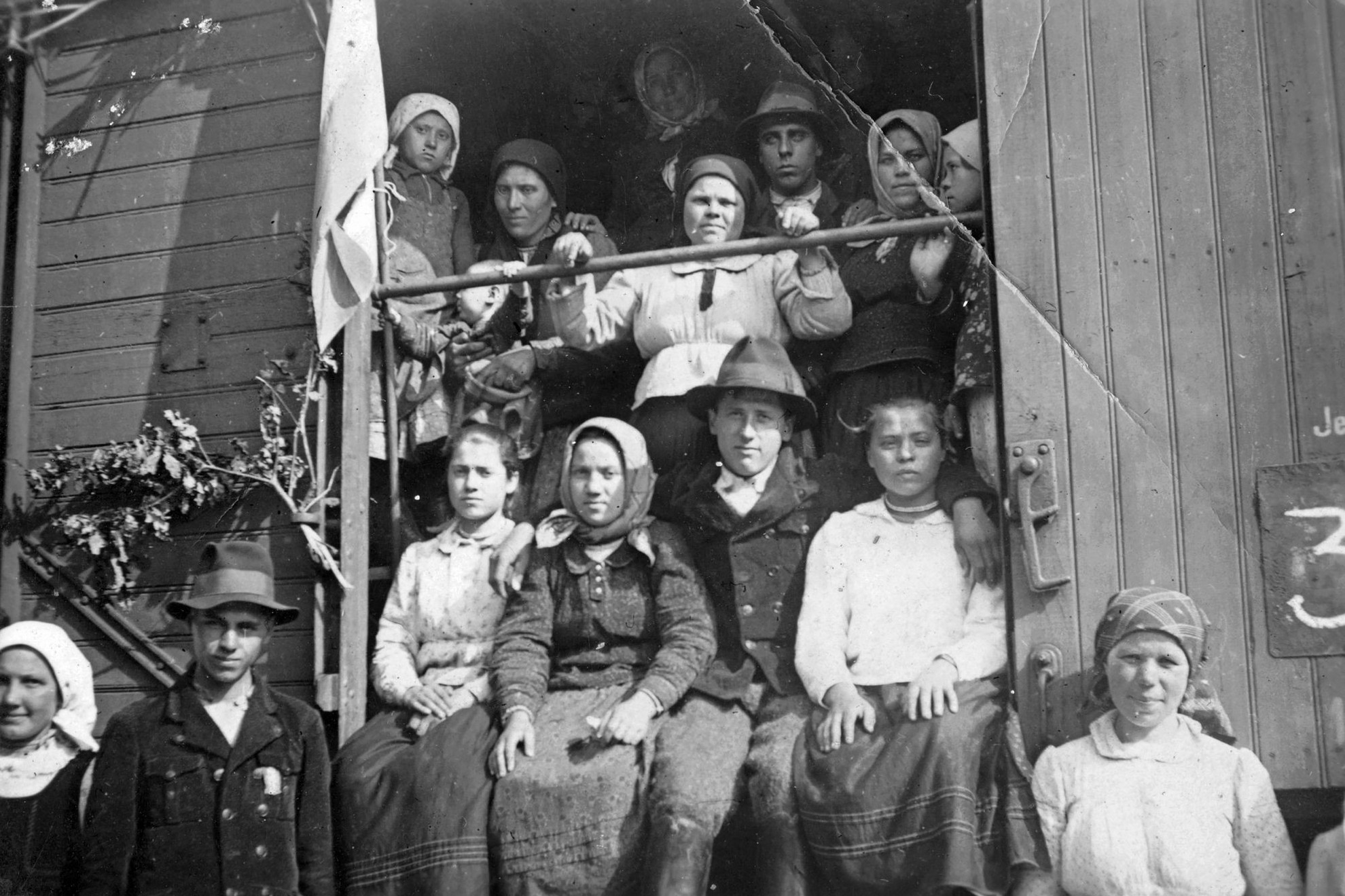 Fotó: Fortepan/Csorba Dániel Vagonokba összezsúfolt, kitelepített magyar családok, útban az anyaország felé 1947-ben