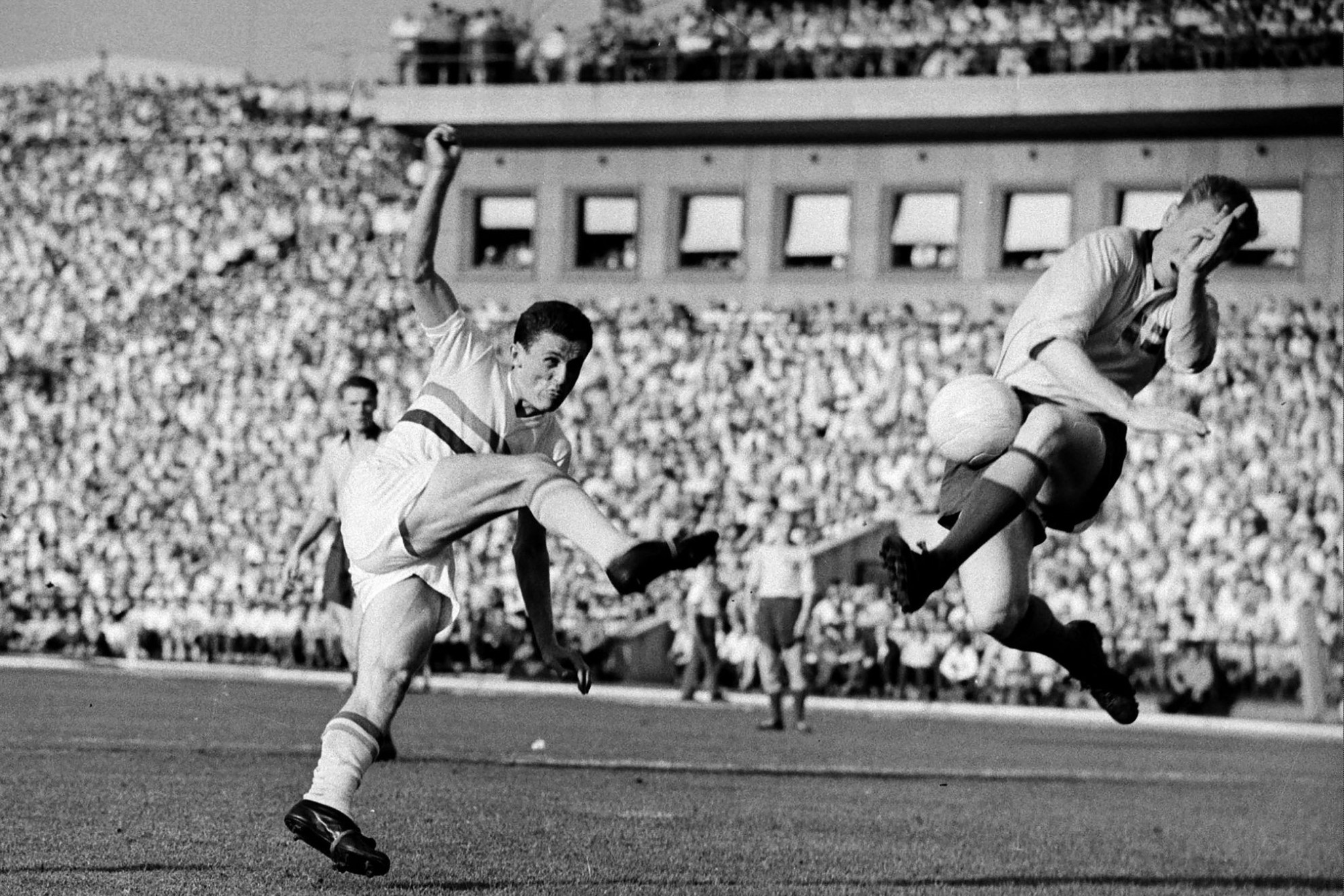 Fotó: MTI/Pálfai Gábor Egyik legjobb mérkőzését 1959-ben a vb-ezüstérmes svédek ellen játszotta. Jellegzetesen kicsavart testtartással lő kapura