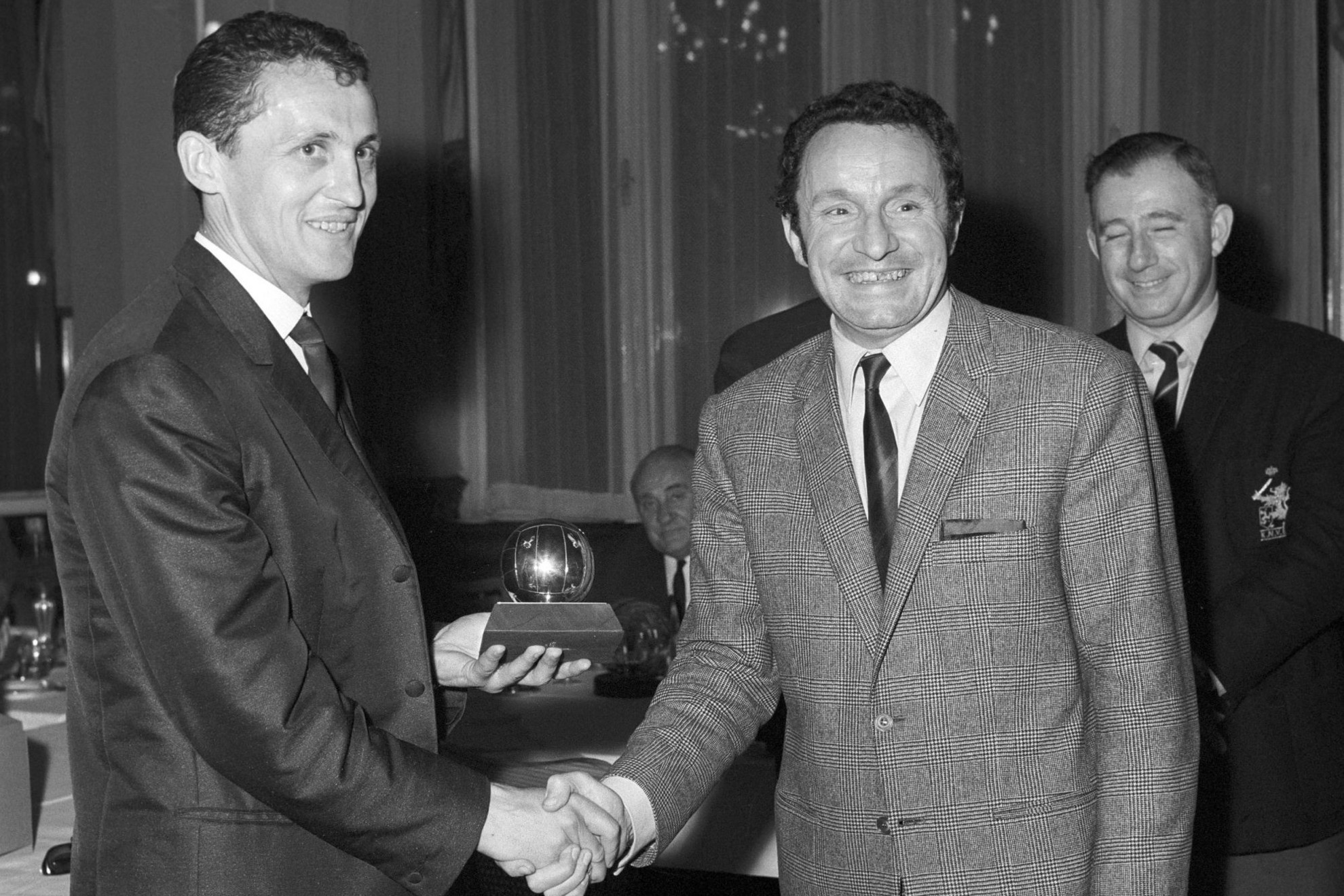 Fotó: MTI/Szebellédy Géza Díjátadás a Gundelban: Max Urbini, a France Football főszerkesztője átadja az Aranylabdát 1967 legjobbjának