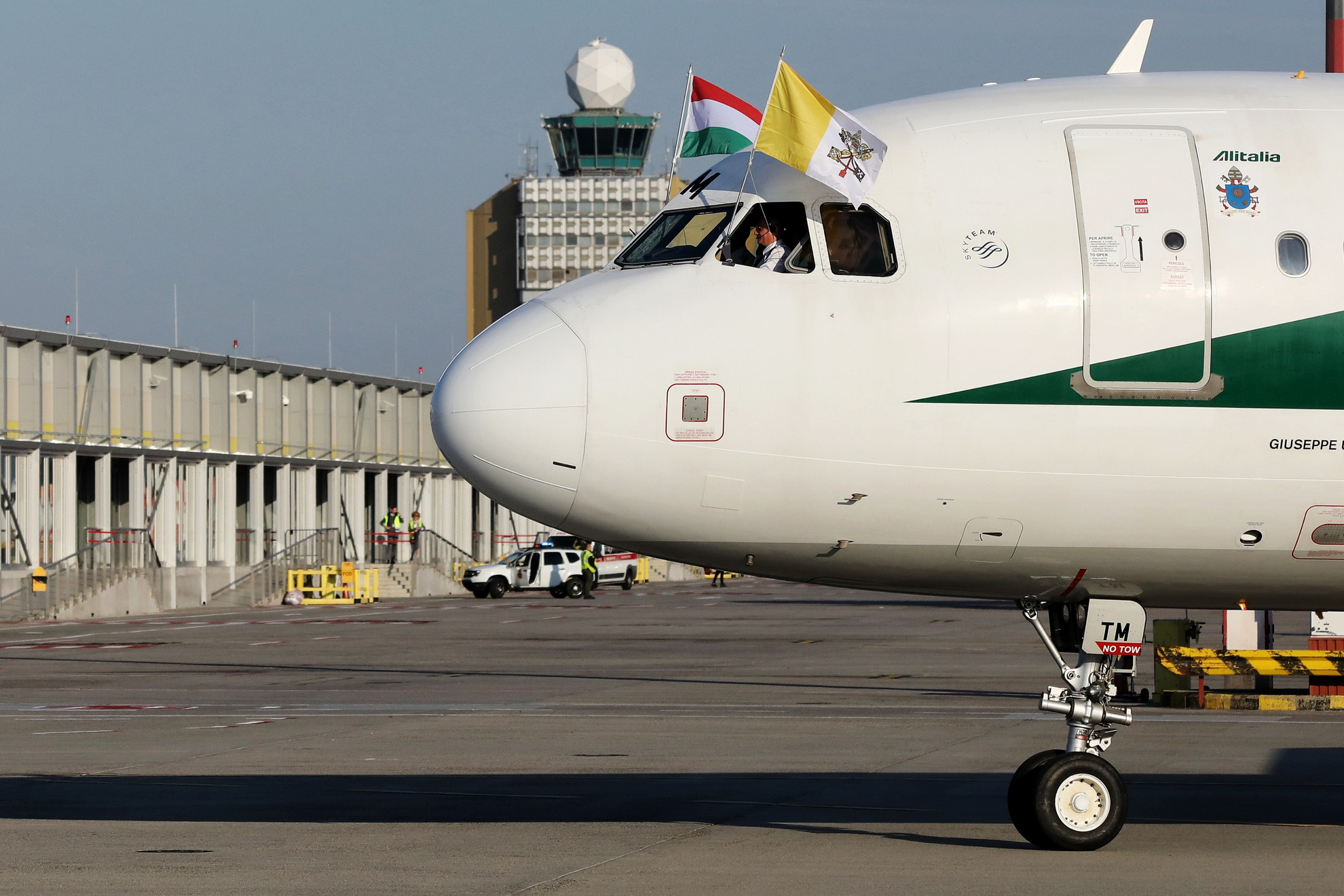 A Ferenc pápát szállító repülőgép a Liszt Ferenc-repülőtéren 2021. szeptember 12-én