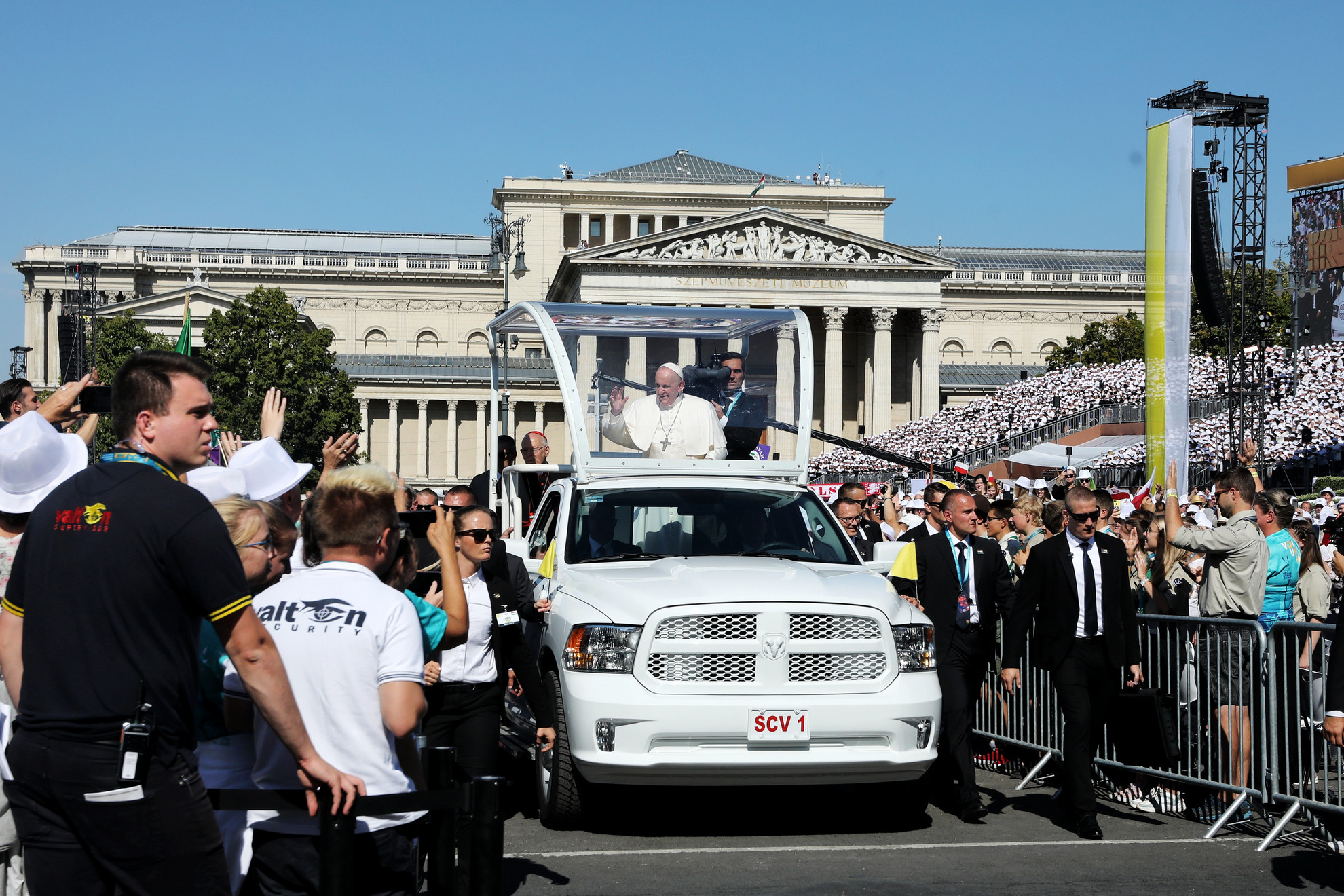 Ferenc pápa az 52. Nemzetközi Eucharisztikus Kongresszus (NEK) zárómiséjére érkezik a Hősök terére 2021. szeptember 12-én