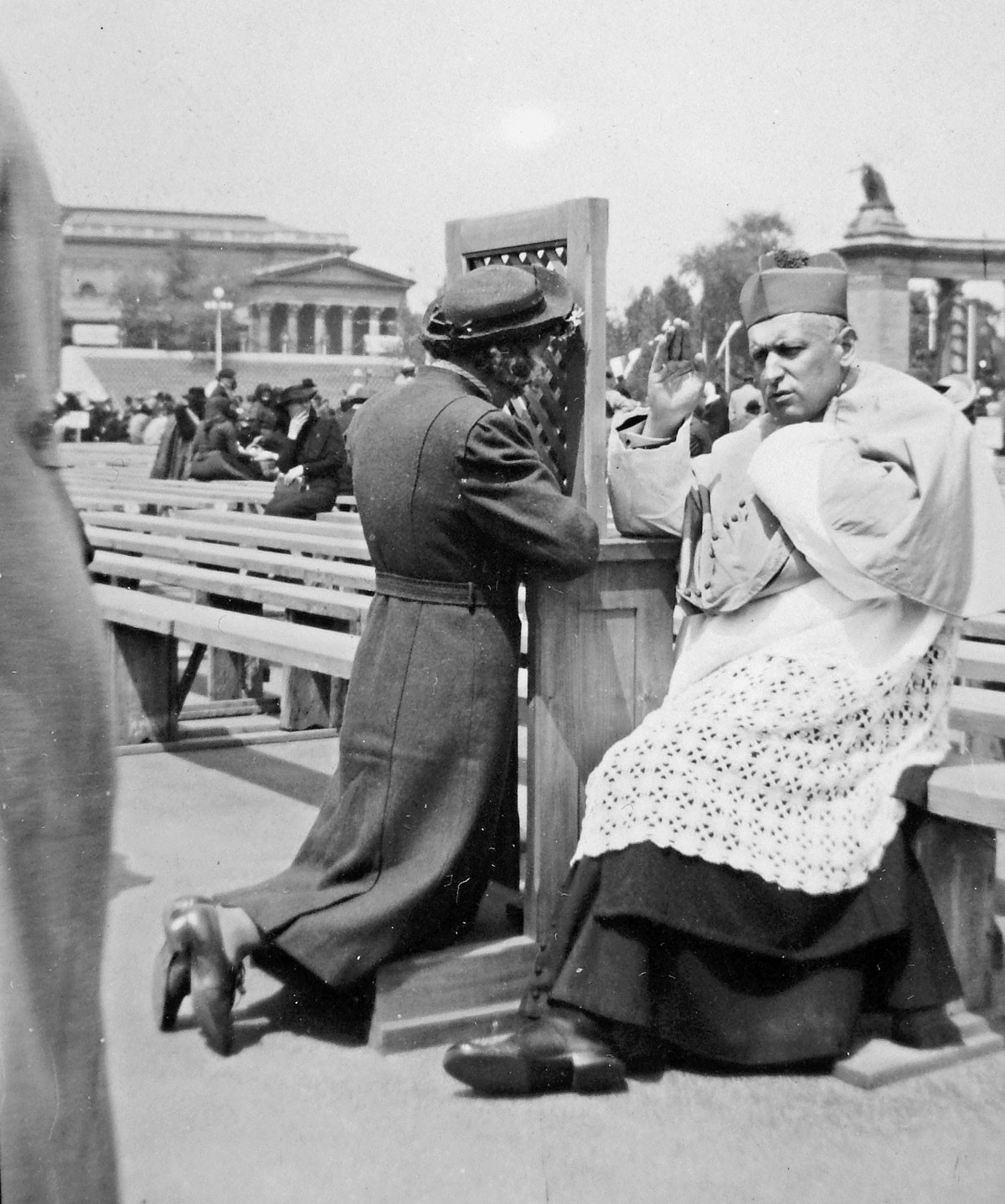 Mindszenty József bíboros a Hősök terén gyóntat a kongresszus ideje alatt. A felvétel jól mutatja lelkipásztori működésének arányait: „Mindszenty keveset beszél a pap evangéliumot hirdető szerepéről, valamivel többet az eucharisztikus misztérium felidézésének, megismétlésének titkáról, de a legtöbbet a gyóntatószékről”
