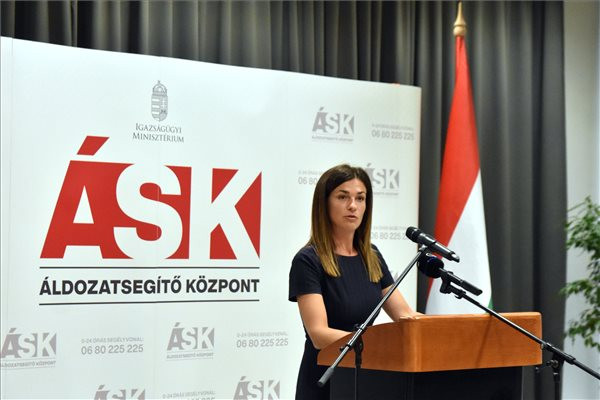 Varga Judit igazságügyi miniszter beszédet mond az Áldozatsegítő Központ megnyitóján