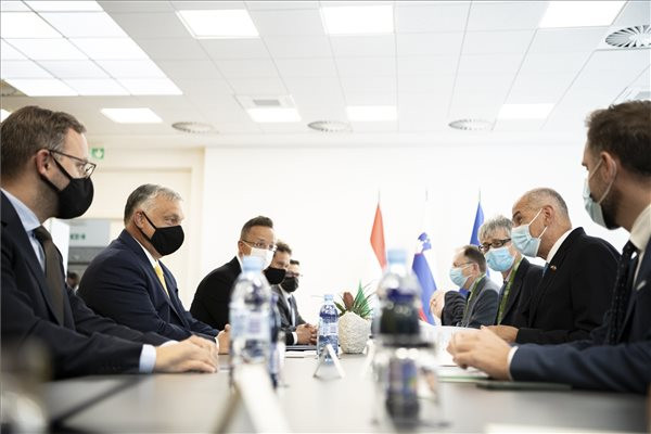 Fotó: Miniszterelnöki Sajtóiroda/Ben Orbán Viktor magyar (b2) és Janez Jansa szlovén kormányfő (j2), a miniszterelnök mellett Szijjártó Péter külgazdasági és külügyminiszter (b3) és Orbán Balázs, a Miniszterelnökség parlamenti és stratégiai államtitkára (b)