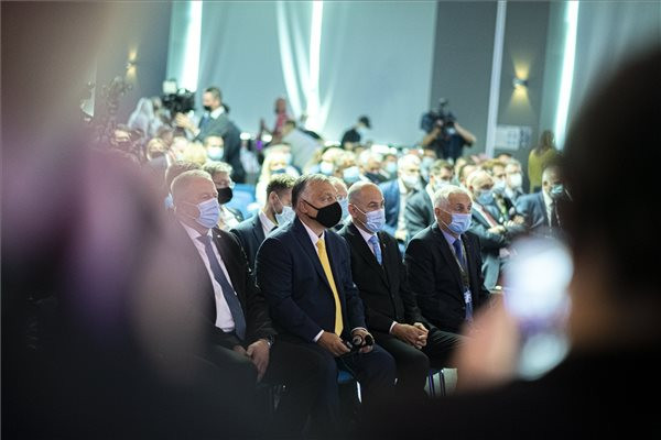 Fotó: Miniszterelnöki Sajtóiroda/Ben Orbán Viktor magyar és Janez Jansa szlovén kormányfő (középen, b-j) a szlovéniai Celjében az 53. Nemzetközi Kisiparos és Vállalkozói Vásár megnyitóján