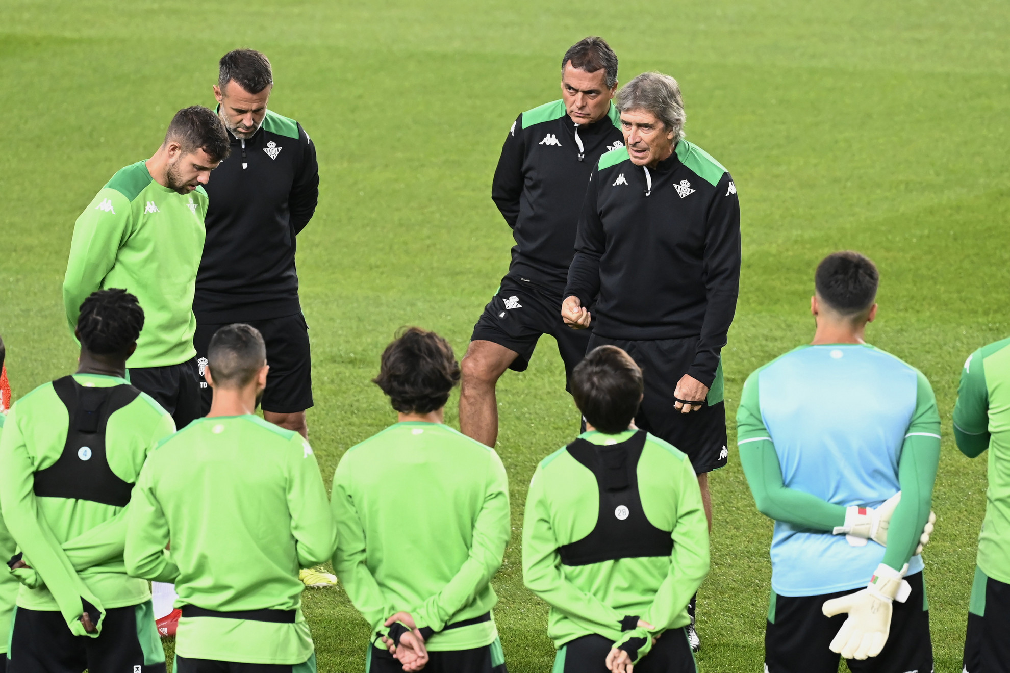 Manuel Pellegrini, a Real Betis vezetőedzője a játékosaihoz beszél a csapat edzésén a Groupama Arénában 2021. szeptember 29-én