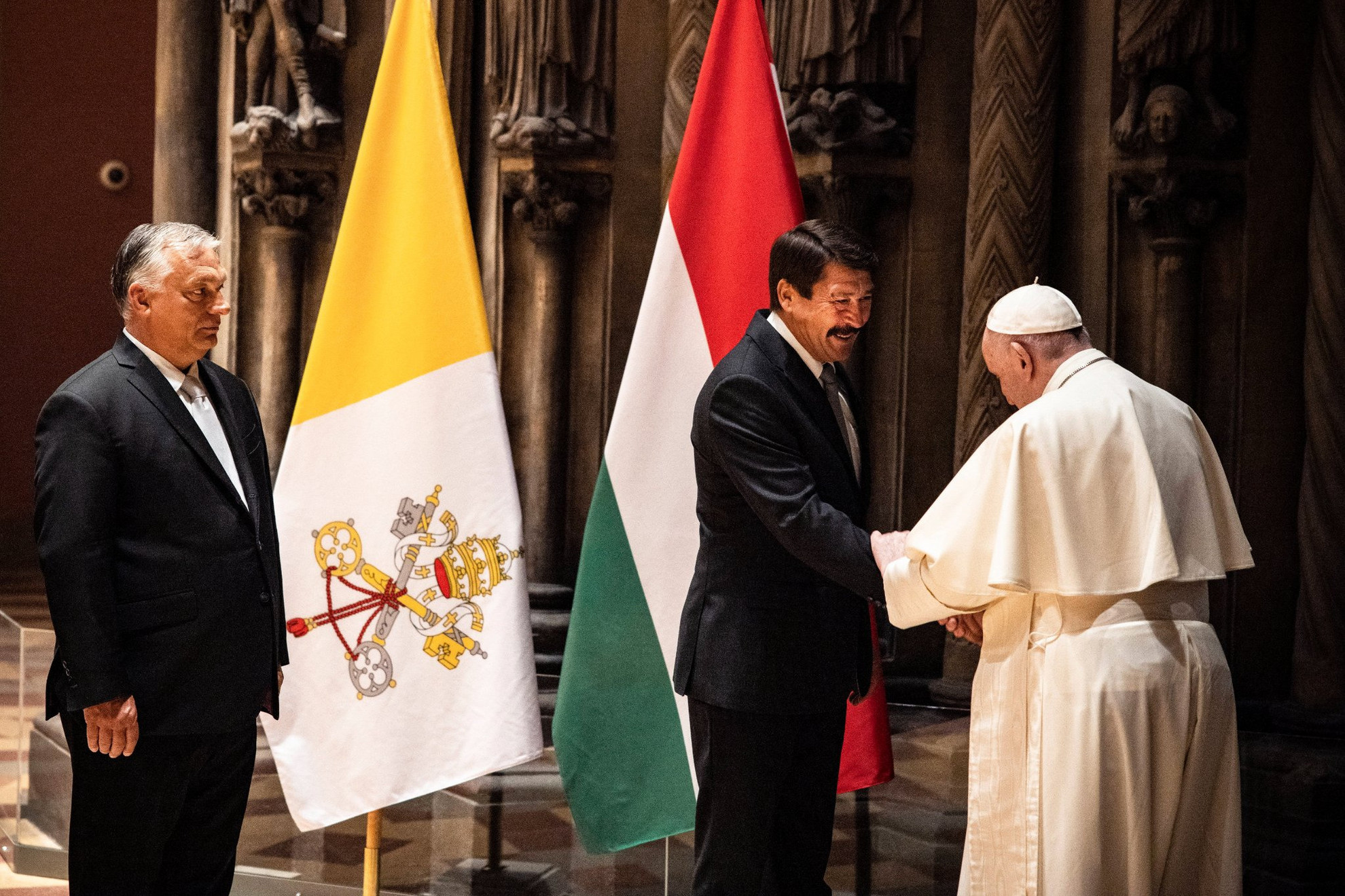Fotó: MTI/Miniszterelnöki Sajtóiroda Ferenc pápa találkozója (j) Áder János köztársasági elnökkel (k) és Orbán Viktor miniszterelnökkel (b) az 52. Nemzetközi Eucharisztikus Kongresszus (NEK) zárómiséje előtt a Szépművészeti Múzeumban 2021. szeptember 12-én