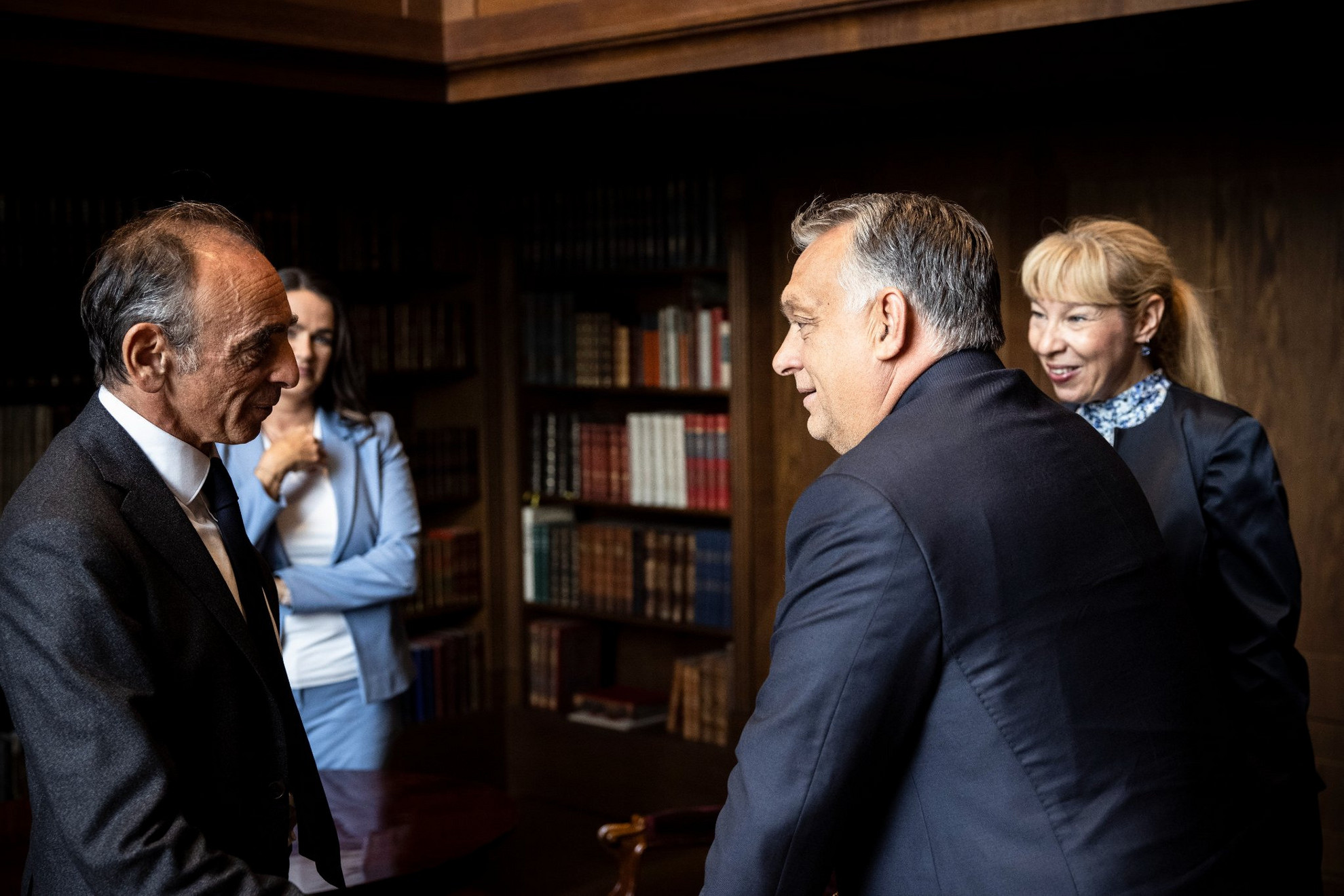 Fotó: MTI/Miniszterelnöki Sajtóiroda Orbán Viktor miniszterelnök (j2) fogadja Éric Zemmour francia filozófus-esszéistát (b), mellette Novák Katalin családokért felelős tárca nélküli miniszter (b2) a Karmelita kolostorban 2021. szeptember 24-én