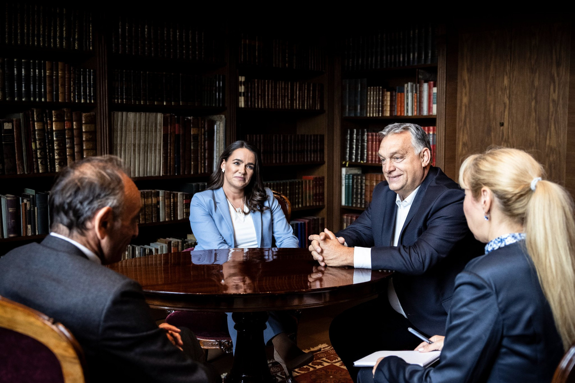 Fotó: MTI/Miniszterelnöki Sajtóiroda Orbán Viktor miniszterelnök (j2) és Éric Zemmour francia filozófus-esszéista (b) megbeszélést folytat, középen Novák Katalin családokért felelős tárca nélküli miniszter a Karmelita kolostorban 2021. szeptember 24-én