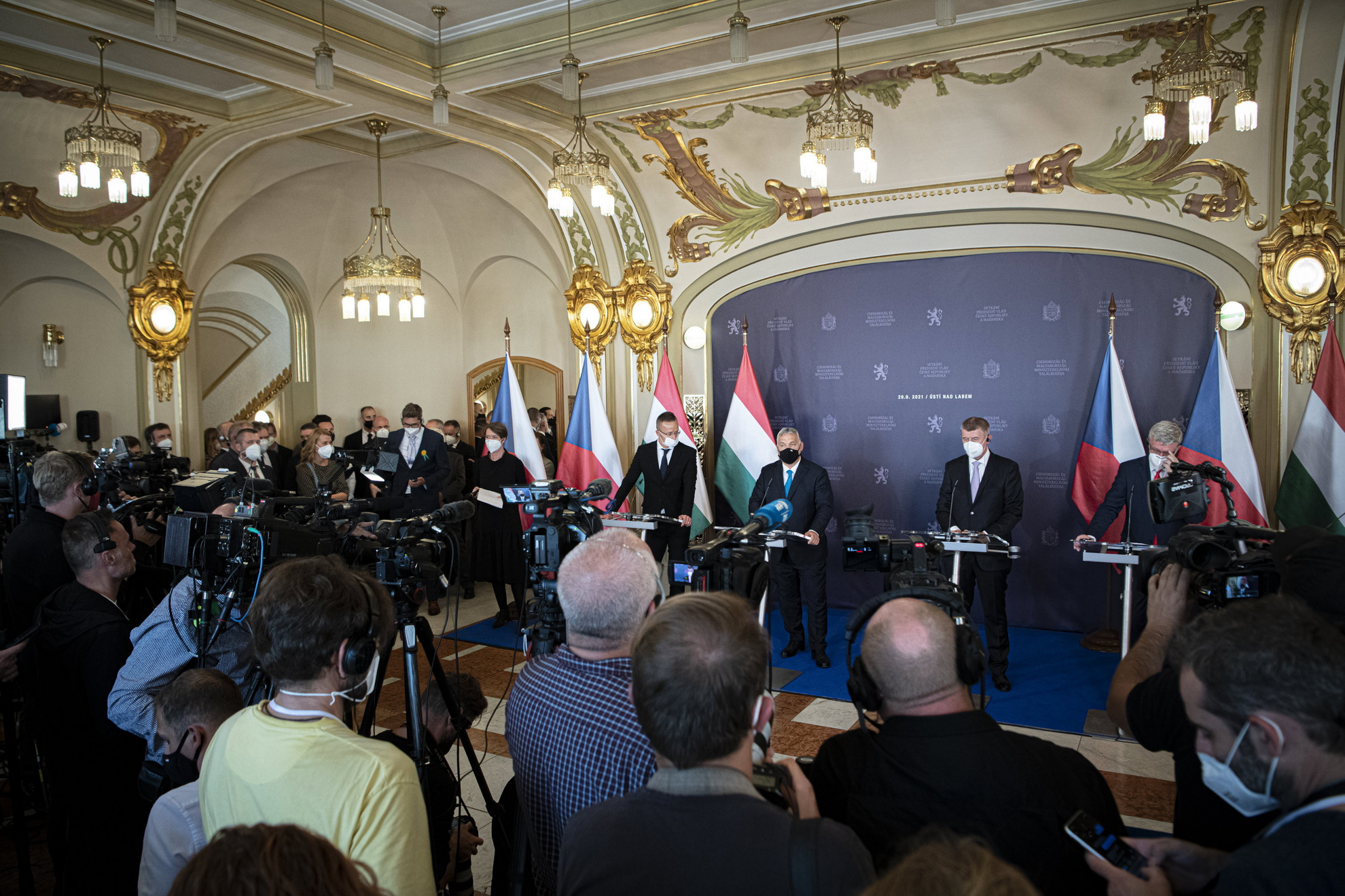 Fotó: MTI/Miniszterelnöki Sajtóiroda Orbán Viktor magyar (b2) és Andrej Babis cseh miniszterelnök (j2) sajtótájékoztatót tart az észak-csehországi Ústí nad Labemben 2021. szeptember 29-én. Mellettük Szijjártó Péter külgazdasági és külügyminiszter (b)