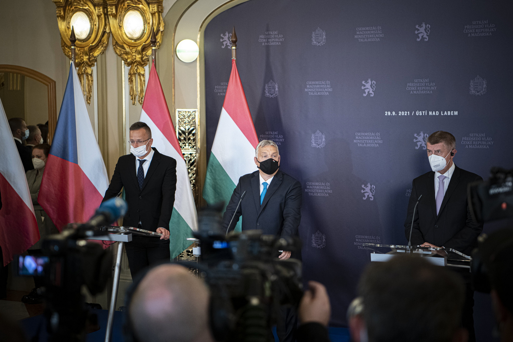 Orbán Viktor magyar (k) és Andrej Babis cseh miniszterelnök (j) sajtótájékoztatót tart az észak-csehországi Ústí nad Labemben 2021. szeptember 29-én. Mellettük Szijjártó Péter külgazdasági és külügyminiszter (b)