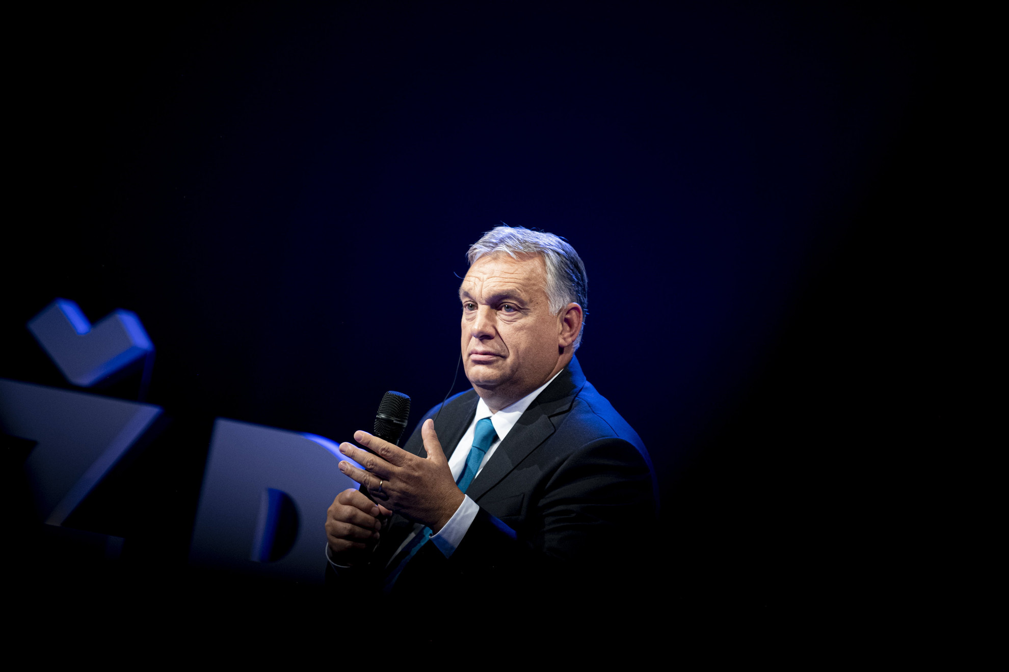 Fotó: MTI/Miniszterelnöki Sajtóiroda Orbán Viktor miniszterelnök részt vesz Andrej Babis cseh kormányfő társaságában (a képen nem látható) a kormányzó centrista ANO mozgalom választási gyűlésén az észak-csehországi Ústí nad Labem-i városi színházban 2021. szeptember 29-én