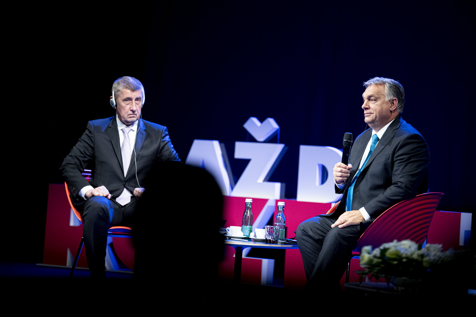 Orbán Viktor miniszterelnök (j) részt vesz Andrej Babis cseh kormányfő társaságában (b) a kormányzó centrista ANO mozgalom választási gyűlésén az észak-csehországi Ústí nad Labem-i városi színházban 2021. szeptember 29-én