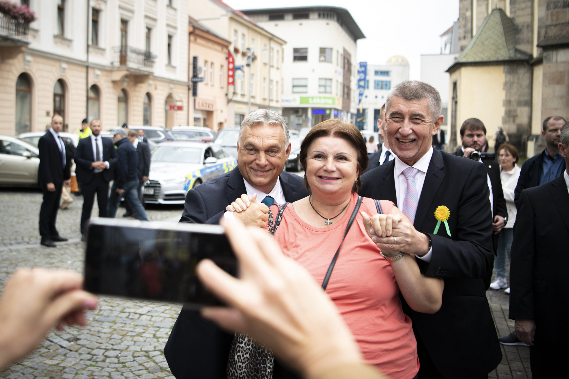 Orbán Viktor miniszterelnök (b) és Andrej Babis cseh kormányfő (j) egy helyi polgárral fotózkodnak Usti nad Labemben 2021. szeptember 29-én