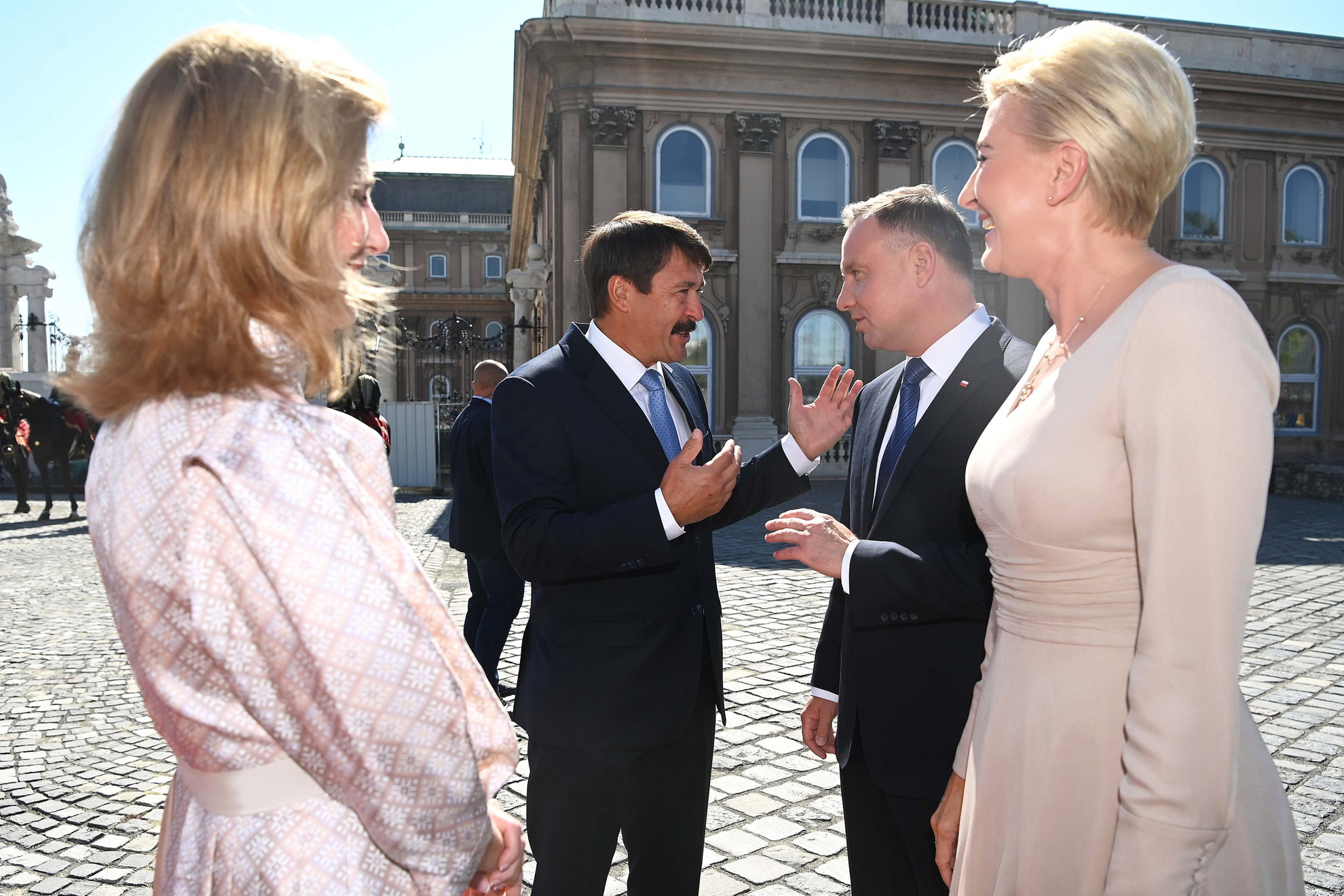 Fotó: MTI/Bruzák Noémi Áder János köztársasági elnök (b2) és felesége, Herczegh Anita (b) fogadja Andrzej Duda lengyel államfőt (j2) és feleségét, Agata Kornhauser-Dudát (j) a Sándor-palota előtt, a Szent György téren 2021. szeptember 9-én