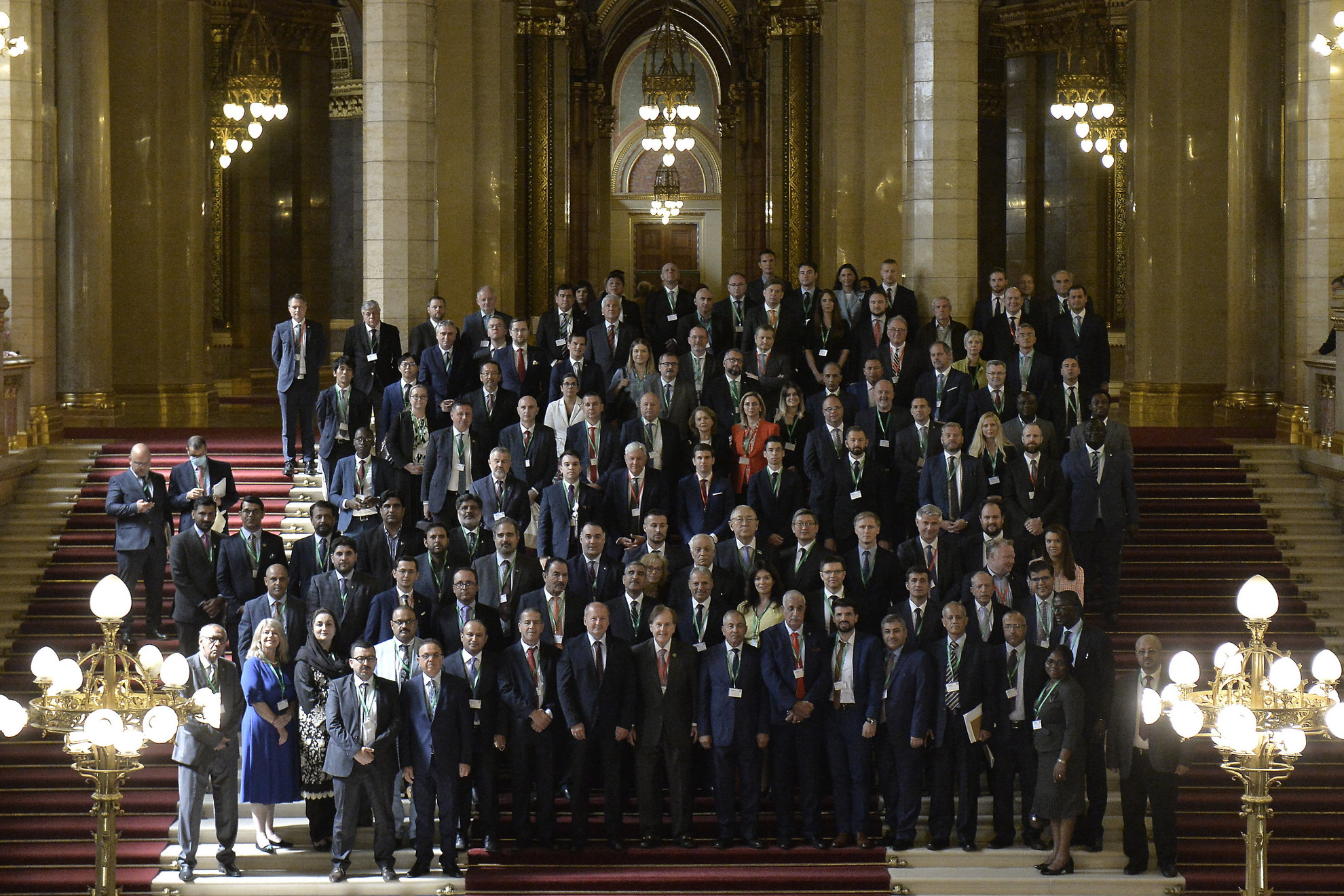 Családi fotó az Országházban rendezett Parlamenti Hírszerzési-Biztonsági Fórum résztvevőiről 2021. szeptember 6-án.