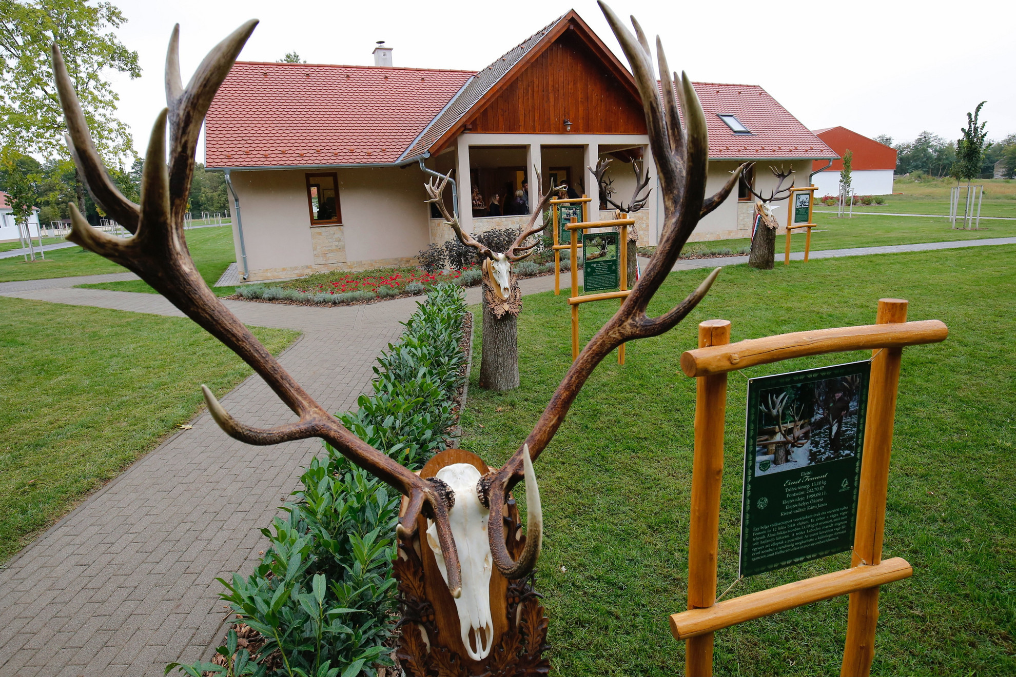 Fotó: MTI/Varga György A magyar vadászrajzművészet egyik legmarkánsabb alakja, báró Schell József (1900-1970) tiszteletére kialakított park a somogyi Lábodhoz tartozó Nagysalléri Gazdálkodási és Turisztikai központban az átadás napján, 2021. szeptember 17-én