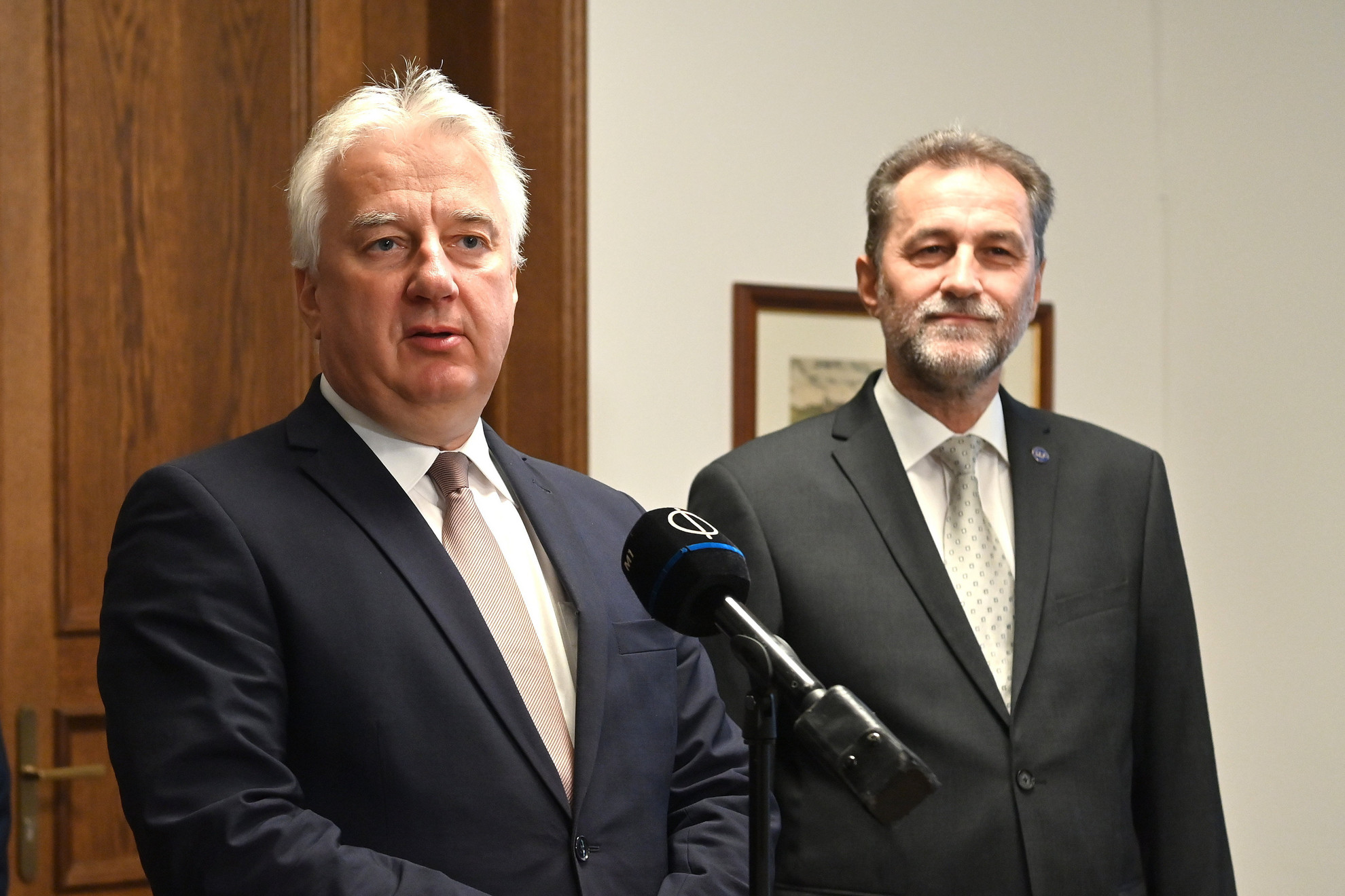 Fotó: MTI/Illyés Tibor Semjén Zsolt nemzetpolitikáért, egyházügyekért és nemzetiségekért felelős miniszterelnök-helyettes (b) beszédet mond, mielőtt átfogó megállapodást írt alá Papp Jánossal, a Magyarországi Baptista Egyház elnökével (j) a Karmelita kolostorban 2021. szeptember 20-án