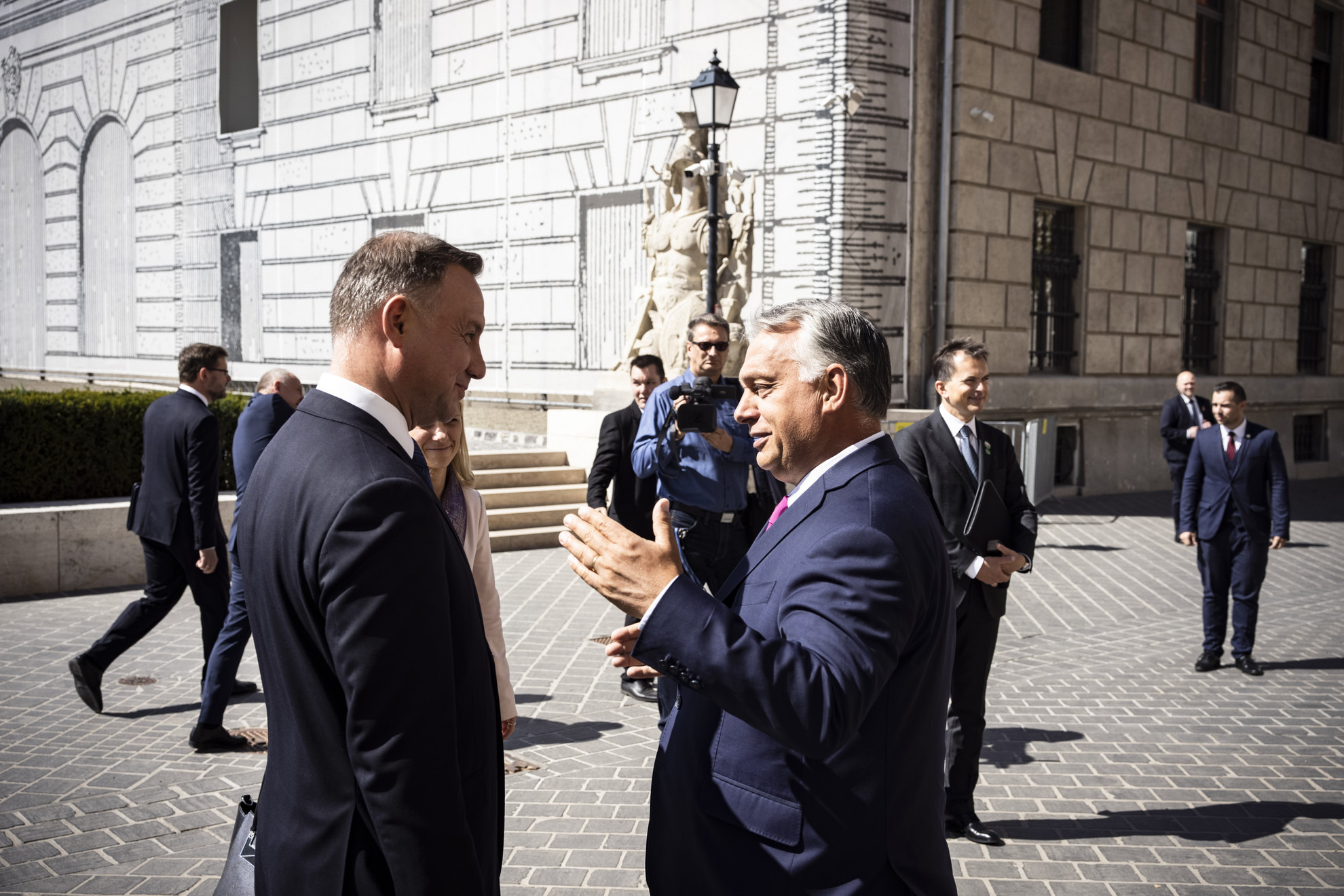 A Miniszterelnöki Sajtóiroda által közreadott képen Orbán Viktor miniszterelnök (j) fogadja Andrzej Duda lengyel államfőt a Karmelita kolostor előtt