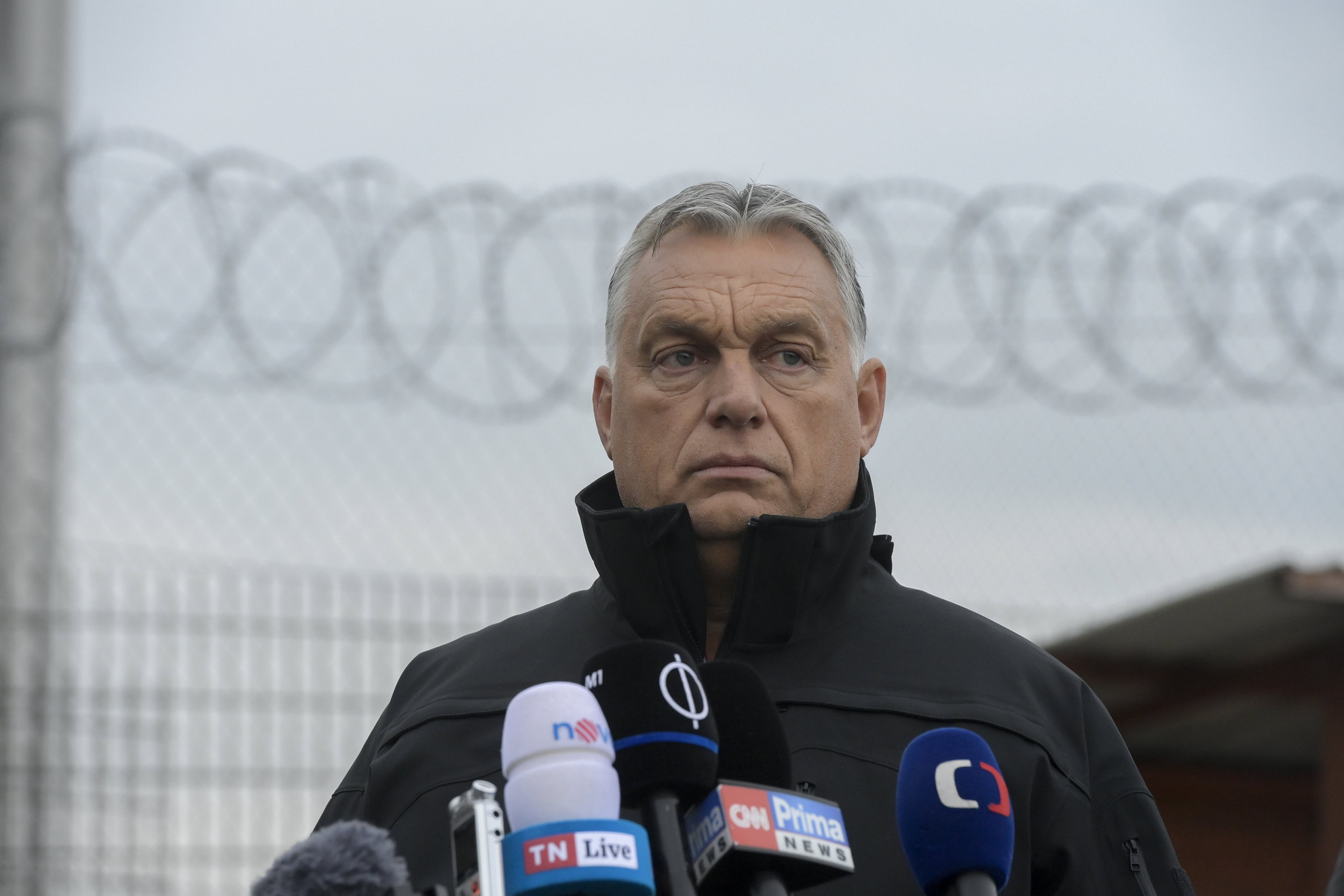 Fotó: MTI/Koszticsák Szilárd Orbán Viktor miniszterelnök Andrej Babis cseh kormányfővel (a képen nem látható) közösen sajtónyilatkozatot tesz a határszemlét követően a magyar-szerb határnál, az ideiglenes biztonsági határzárnál