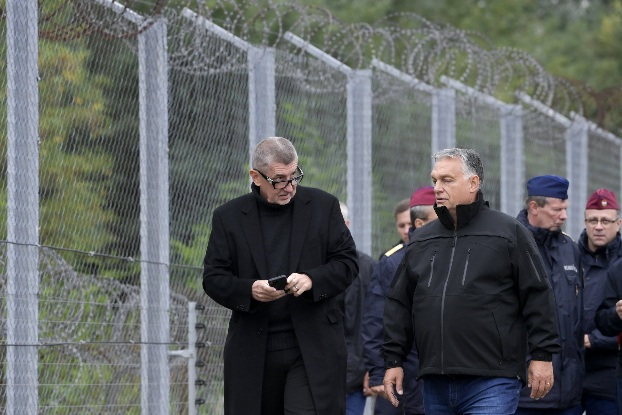 Fotó: MTI/Koszticsák Szilárd Orbán Viktor miniszterelnök (elöl, j) és Andrej Babis cseh kormányfő (b) határszemlén a magyar-szerb határnál, az ideiglenes biztonsági határzárnál