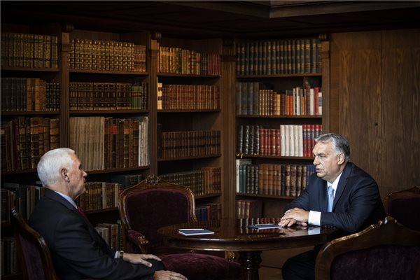 Fotó: MTI/Miniszterelnöki Sajtóiroda A Miniszterelnöki Sajtóiroda által közreadott képen Orbán Viktor miniszterelnök (j) és Mike Pence, az Egyesült Államok korábbi alelnöke (b) megbeszélést folytat a Karmelita kolostorban