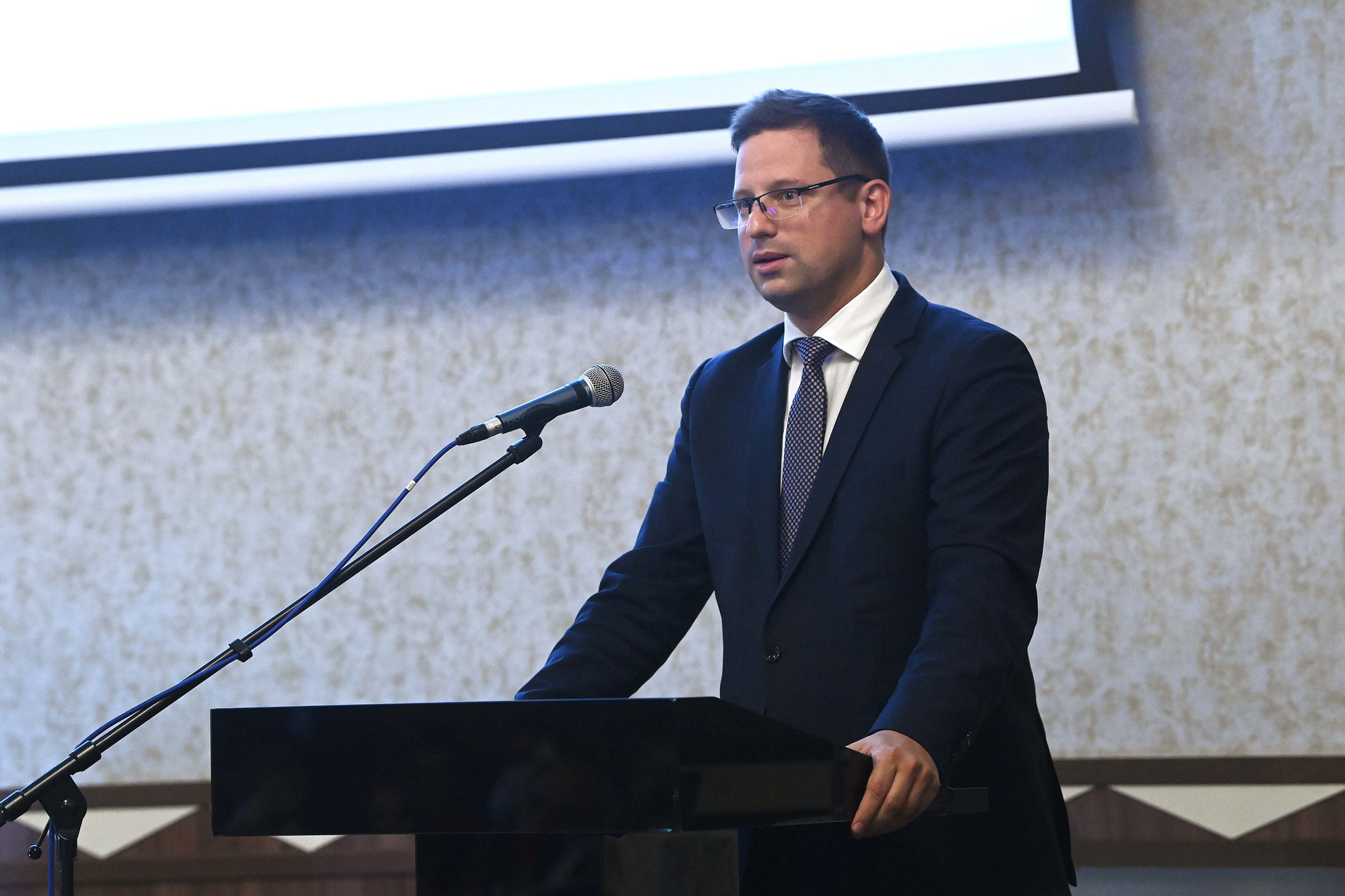 Fotó: MTI/Bruzák Noémi Gulyás Gergely, a Miniszterelnökséget vezető miniszter beszédet mond a Magyar Jogász Egylet (MJE) tizenötödik Magyar Jogászgyűlésén