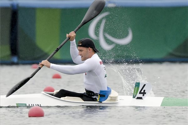 A későbbi győztes Kiss Péter Pál a világméretű koronavírus-járvány miatt 2021-re halasztott 2020-as tokiói nyári paralimpia férfi kajak KL1 200 méteres versenyének döntőjében