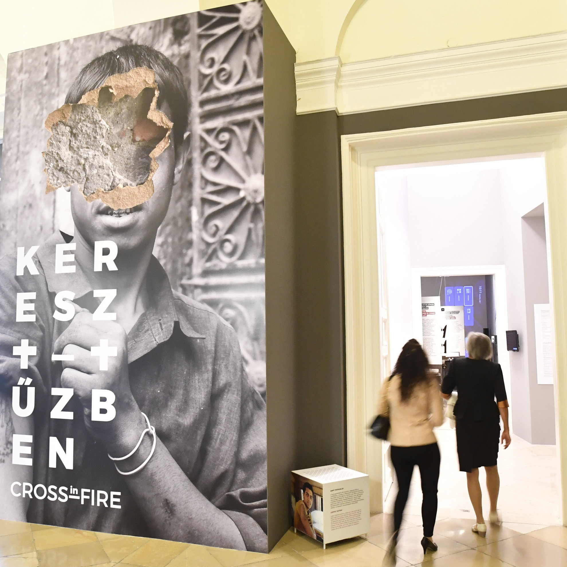 A Kereszt-tűzben. Keresztényüldözés a konfliktuszónákban. A Közel-Kelet és Nyugat-Afrika című kiállítás a Magyar Nemzeti Múzeumban az ünnepélyes megnyitó napján