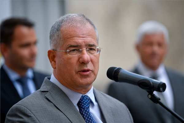 Fotó: MTI / Czeglédi Zsolt Kósa Lajos, a térség fideszes országgyűlési képviselője beszédet mond egy új, négycsillagos szálloda alapkőletételén Debrecenben