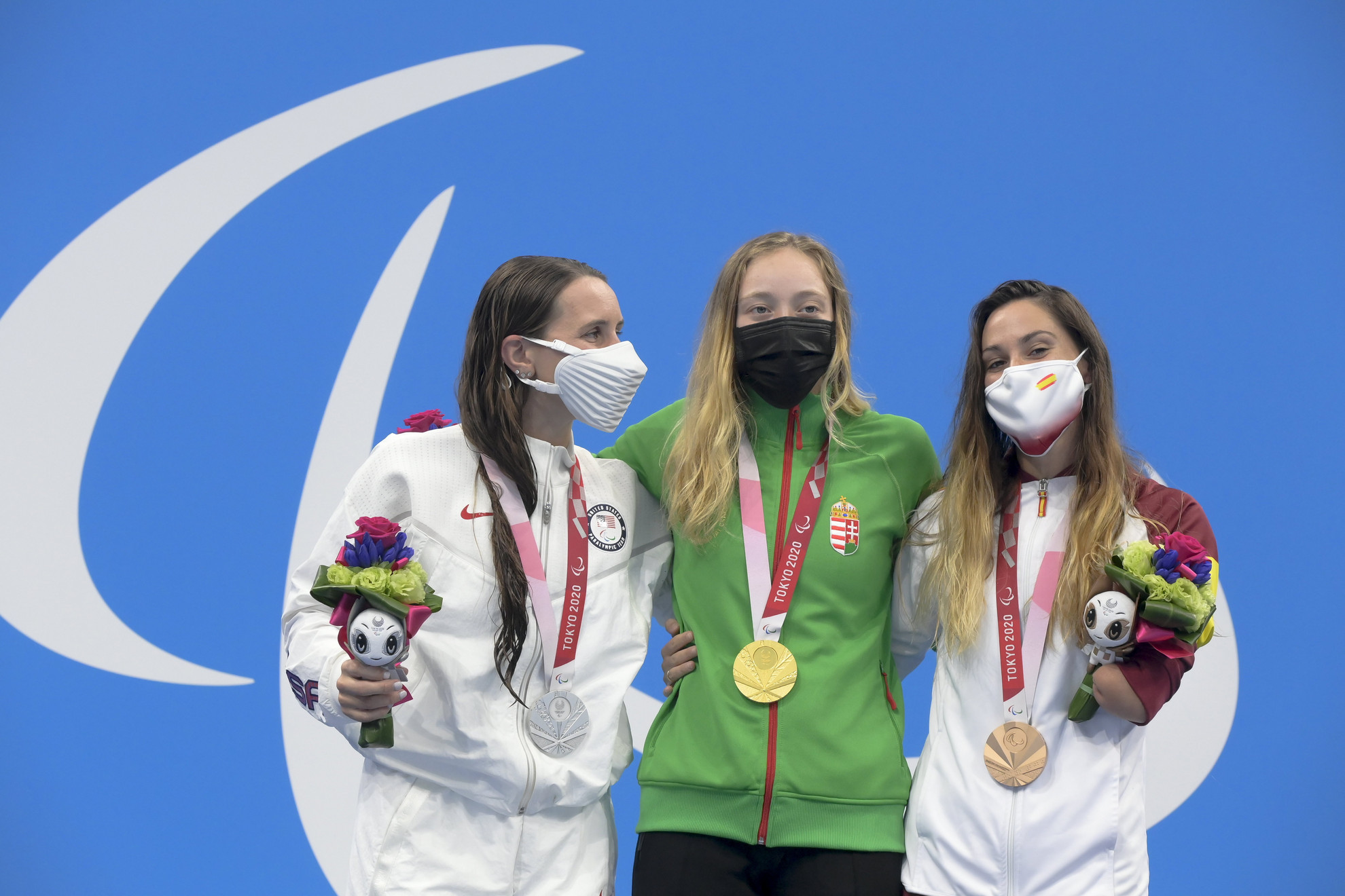 Az aranyérmes Konkoly Zsófia (k), mellette a második helyezett amerikai Elisabeth Smith (b) és a harmadik spanyol Sarai Gascon a 100 méteres női pillangóúszás S9-es kategóriája eredményhirdetésén