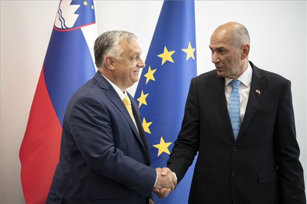 Janez Jansa szlovén kormányfő (j) fogadja Orbán Viktor magyar miniszterelnököt